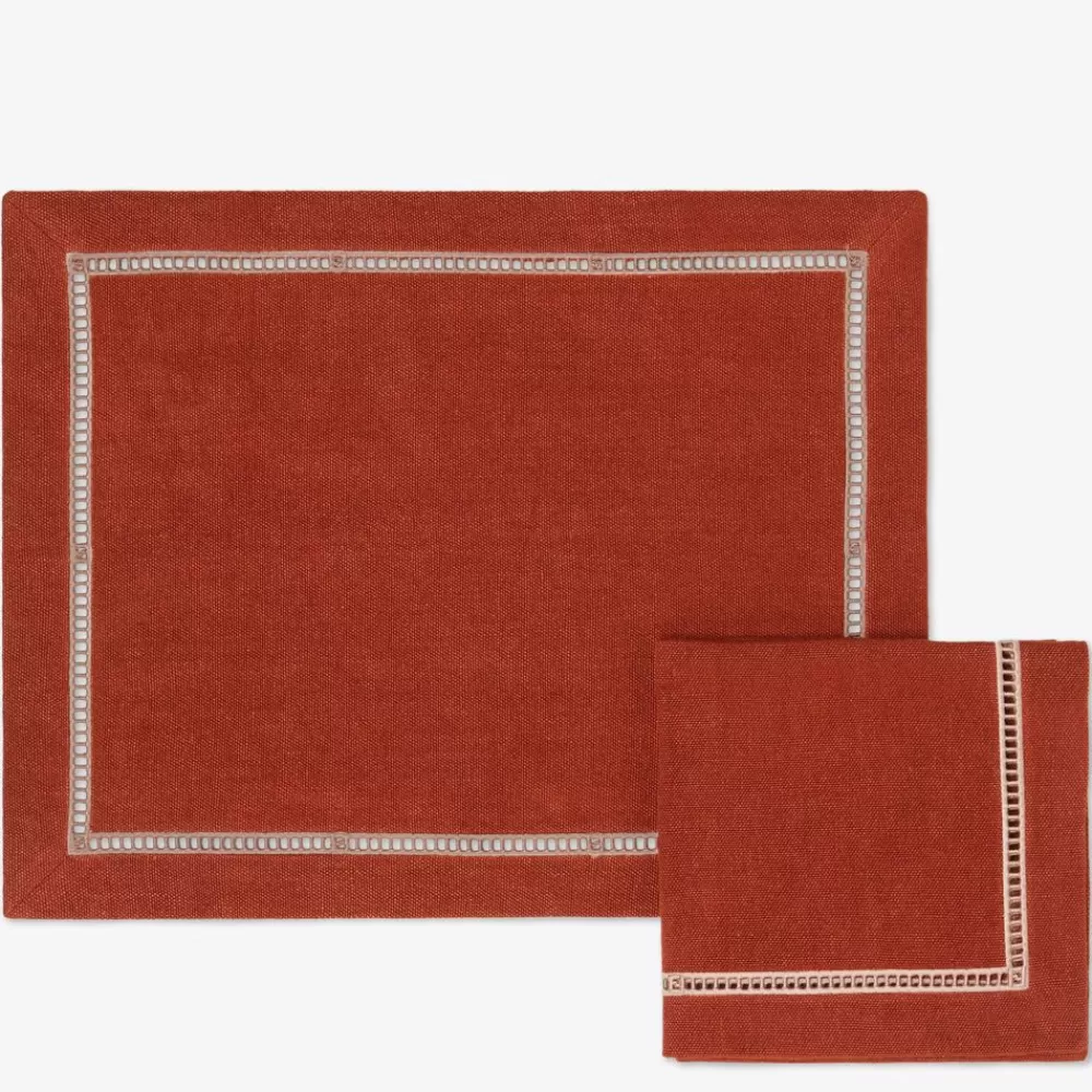 Fendi Tafelgeschirr<Kleine Tischdecke Und Serviette Aus Besticktem Leinen In Weis Und Ziegelrot